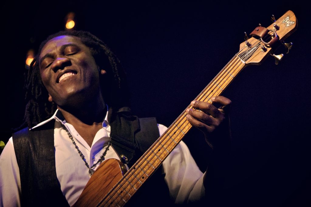 Jouer une mélodie à la basse